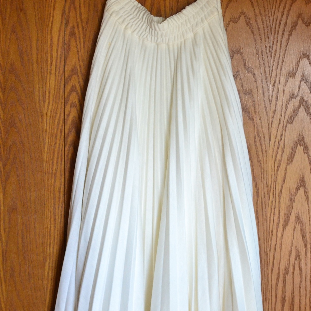 Off-white pleated skirt